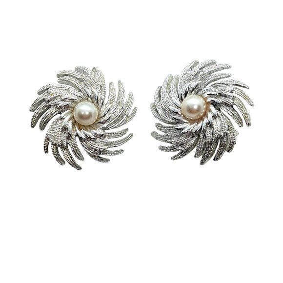 Sarah Coventry clip earrings swirl w pearl - Picture 1 of 2